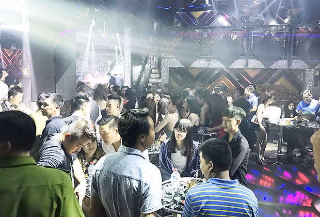 Bên trong quán bar ở TP Hồ Chí Minh khi bị kiểm tra.