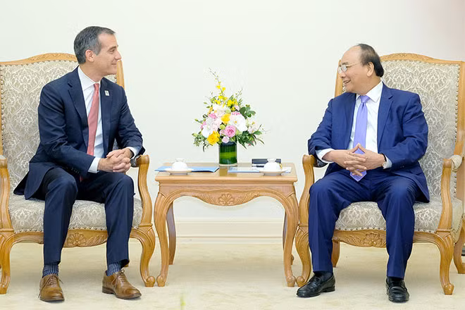 Thủ tướng Nguyễn Xuân Phúc đánh giá cao chuyến thăm của Thị trưởng thành phố Los Angeles Eric Garcetti. Ảnh: VGP/Quang Hiếu