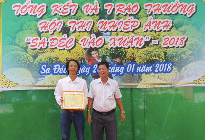 Ông Lâm Minh Nhật, Phó chủ tịch UBND TP Sa Đéc trao giải Nhất cho tác giả Lâm Minh Nhựt.