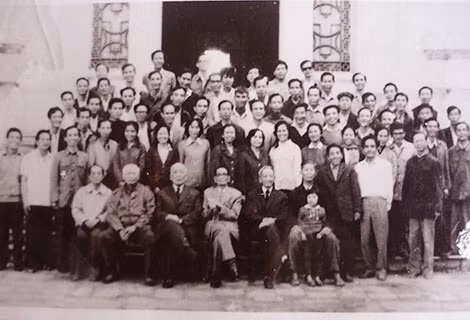 Hội lớp cựu sinh viên Đại học Sư phạm Văn khoa cùng các Giáo sư (1977) - tư liệu KMS.