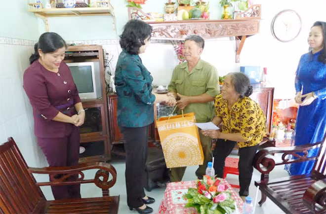 Phó Chủ tịch nước Đặng Thị Ngọc Thịnh thăm và tặng quà gia đình thương binh Nguyễn Dương Vĩnh.