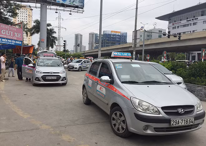 Taxi công nghệ hay taxi truyền thống vẫn đang “đua nhau” đòi công bằng.