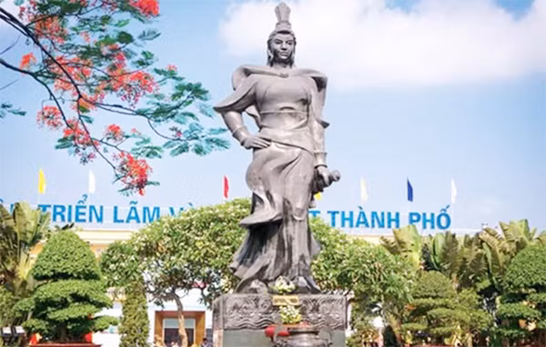 Tượng đài Nữ Tướng Lê Chân tại trung tâm thành phố.