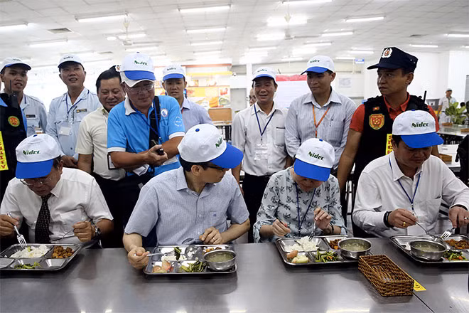 Phó Thủ tướng Vũ Đức Đam (người thứ 2 từ trái sang) dùng bữa trưa tại bếp ăn tập thể của Công ty Nidec Tosok. Ảnh: VGP/Đình Nam