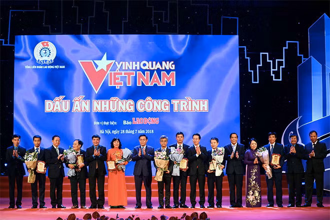 Phó Thủ tướng Vương Đình Huệ, Trưởng Ban Tuyên giáo Trung ương Võ Văn Thưởng, cùng lãnh đạo các bộ ngành với đại diện của 8 công trình tiêu biểu của đất nước. Ảnh: VGP/Thành Chung