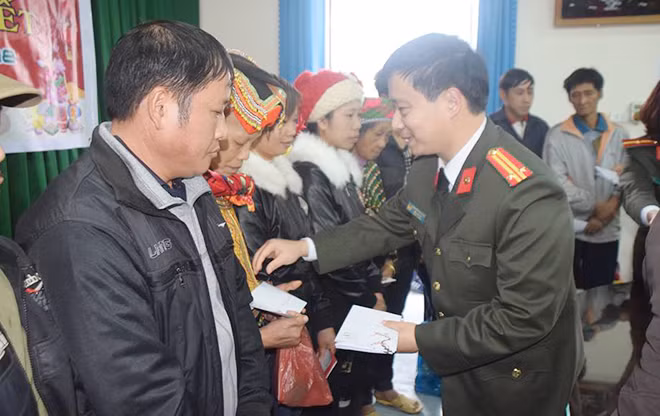Trung tá Nguyễn Thanh Bình, Tổng Biên tập Báo An ninh Thủ đô trao quà cho đồng bào nghèo tại huyện Võ Nhai, tỉnh Thái Nguyên nhân dịp Tết Mậu Tuất.
