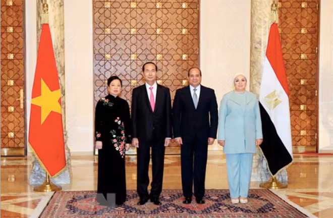 Tổng thống Ai Cập Abdel Fattah Al Sisi và Phu nhân đón Chủ tịch nước Trần Đại Quang và Phu nhân. (Ảnh: Nhan Sáng/TTXVN)