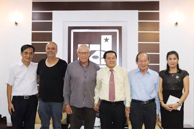 Lãnh đạo Tập đoàn Sao Mai và các chuyên gia nghiên cứu thủy sản Israel.