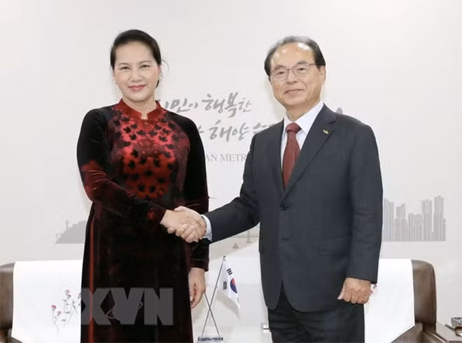 Chủ tịch Quốc hội Nguyễn Thị Kim Ngân tiếp Thị trưởng thành phố Busan Oh Keo-don. (Ảnh: Trọng Đức/TTXVN)