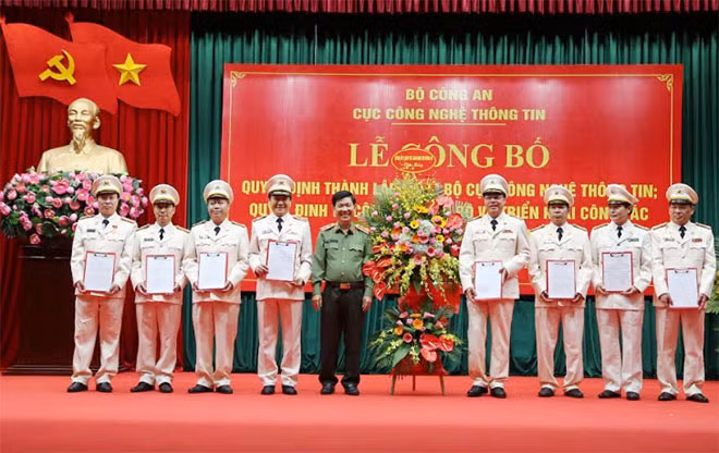 Thứ trưởng Nguyễn Văn Sơn tặng hoa chúc mừng lãnh đạo CNTT.