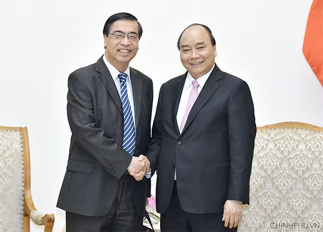 Thủ tướng Nguyễn Xuân Phúc tiếp Đại sứ Nguyễn Phú Bình, Chủ tịch Hội liên lạc với người Việt Nam ở nước ngoài. Ảnh: VGP/Quang Hiếu