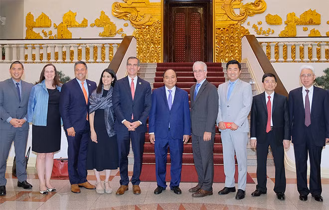 Thủ tướng Nguyễn Xuân Phúc và Đoàn đại biểu thành phố Los Angeles. Ảnh: VGP/Quang Hiếu