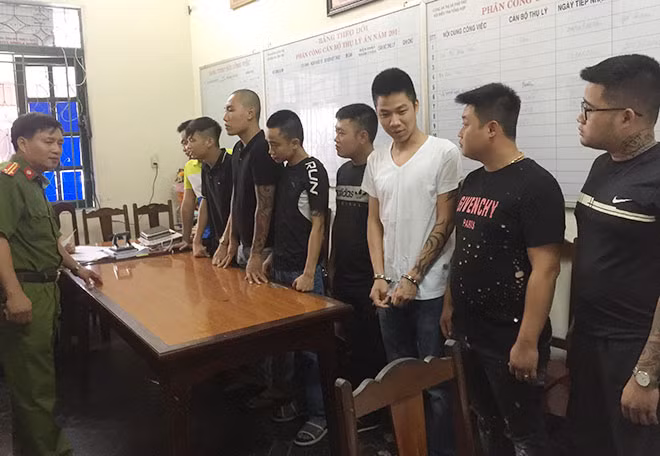 Công an thị xã Phú Thọ bắt giữ các đối tượng gây án.
