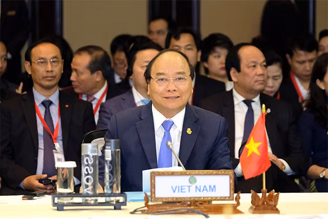 Phát biểu tại Hội nghị, Thủ tướng Nguyễn Xuân Phúc nhấn mạnh thu hẹp khoảng cách phát triển trong ASEAN có tính cấp thiết và ý nghĩa quan trọng đối với sự phát triển kinh tế xã hội của từng quốc gia CLMV và ổn định, thịnh vượng của ASEAN. - Ảnh: VGP/Quang Hiếu.