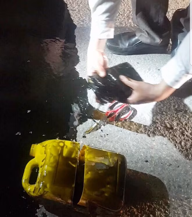 Một bánh heroin được giấu trong can dầu nhớt.