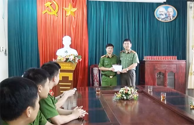 Đại tá Dương Văn Tính - Phó giám đốc Công an tỉnh thưởng "nóng" cho Công an huyện Bạch Thông.