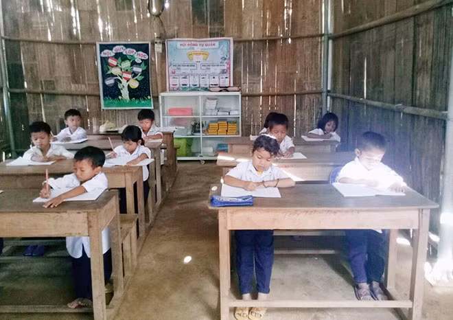 Lớp học tạm bợ, vách bằng tre lồ ô tại Trà Khê.