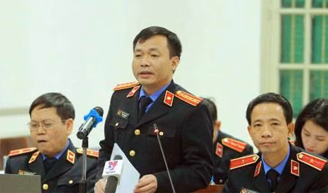 Đại diện Viện Kiểm sát đối đáp với luật sư và bị cáo. Đại diện Viện Kiểm sát đối đáp với luật sư và bị cáo.