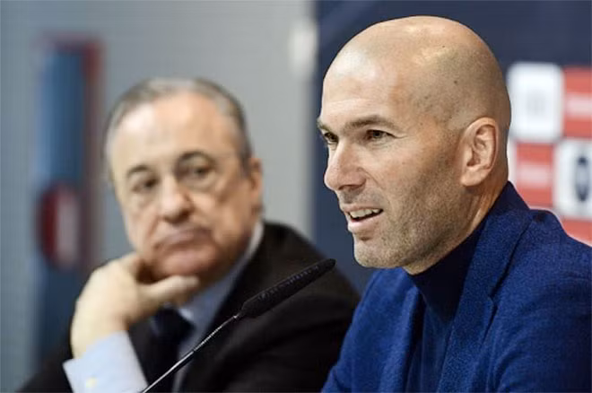 Zidane mặc suit, tuyên bố từ chức HLV Real. Ảnh: AFP. Zidane mặc suit, tuyên bố từ chức HLV Real. Ảnh: AFP.