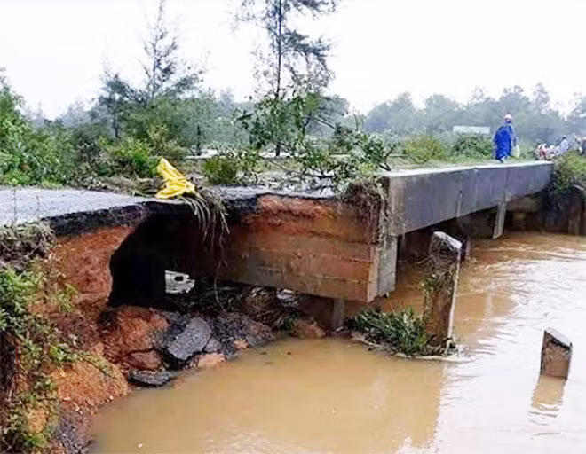 Cầu Đàng Nghẻ và cầu Đàng Đình ở Vĩnh Thái bị mưa lũ làm hư hỏng, việc đi lại rất nguy hiểm. Cầu Đàng Nghẻ và cầu Đàng Đình ở Vĩnh Thái bị mưa lũ làm hư hỏng, việc đi lại rất nguy hiểm.