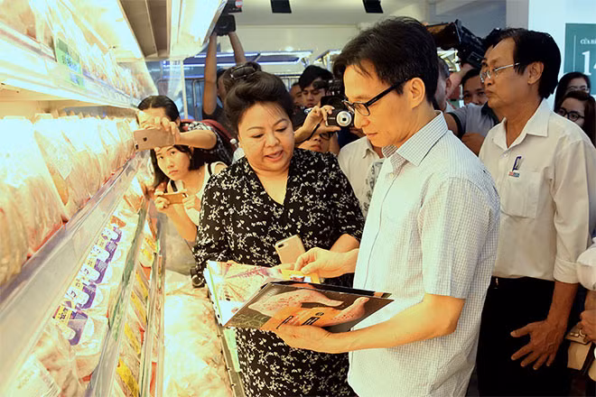 Phó Thủ tướng Vũ Đức Đam đến thăm cửa hàng thực phẩm của Công ty TNHH San Hà. Ảnh: VGP/Đình Nam