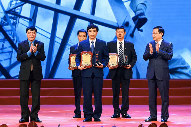 Phó Thủ tướng Vương Đình Huệ và Chủ tịch Tổng Liên đoàn Lao động Việt Nam Bùi Văn Cường trao giải thưởng cho những đại diện của 8 công trình đặc biệt tiêu biểu xuất sắc. Ảnh: VGP/Thành Chung