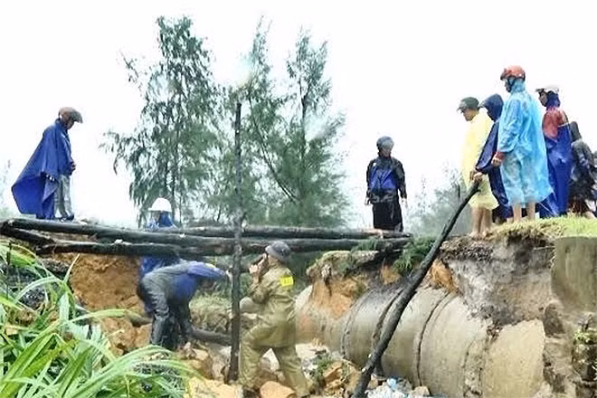 Các lực lượng khắc phục 2 chiếc cầu bị mưa lũ làm hư hỏng nói trên ở xã Vĩnh Thái. Các lực lượng khắc phục 2 chiếc cầu bị mưa lũ làm hư hỏng nói trên ở xã Vĩnh Thái.