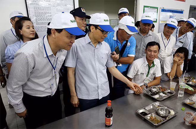 Phó Thủ tướng thăm bếp ăn của Công ty Nidec Tosok. Ảnh: VGP/Đình Nam