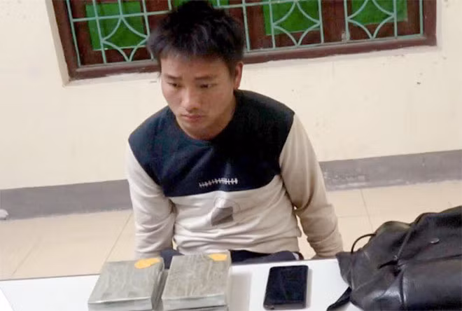 Đối tượng Vàng A Vư cùng tang vật.