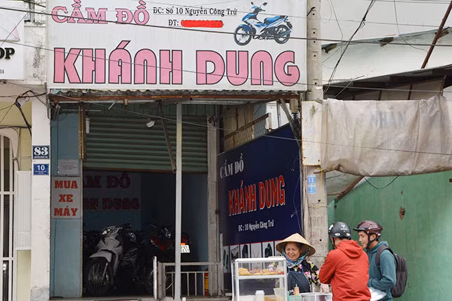 Một tiệm cầm đồ trên đường Nguyễn Công Trứ, TP Đà Lạt đã đầy ắp xe gắn máy.
