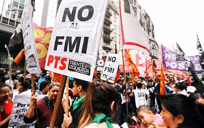 Đoàn người giơ biểu ngữ phản đối thỏa thuận giữa Chính phủ Argentina và IMF. Ảnh: Reuters.