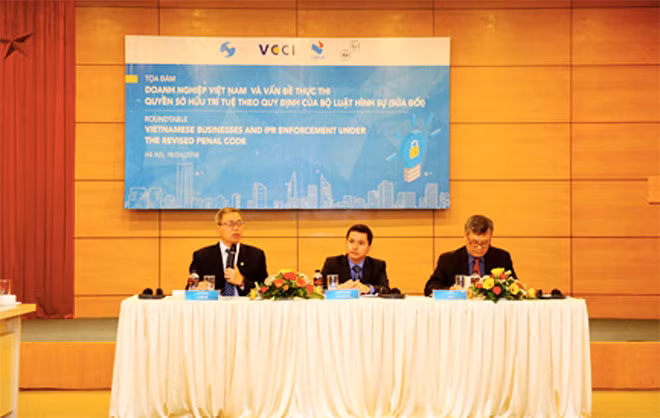 Các đại biểu dự Tọa đàm “Doanh nghiệp Việt Nam với việc thực thi quyền sở hữu trí tuệ” ngày 18-4.