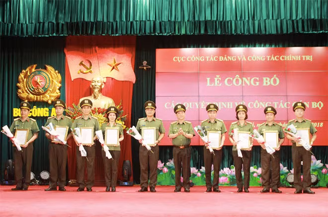 Thứ trưởng Nguyễn Văn Sơn trao quyết định cho các đồng chí Trưởng phòng thuộc Cục Công tác Đảng và Công tác chính trị. Thứ trưởng Nguyễn Văn Sơn trao quyết định cho các đồng chí Trưởng phòng thuộc Cục Công tác Đảng và Công tác chính trị.