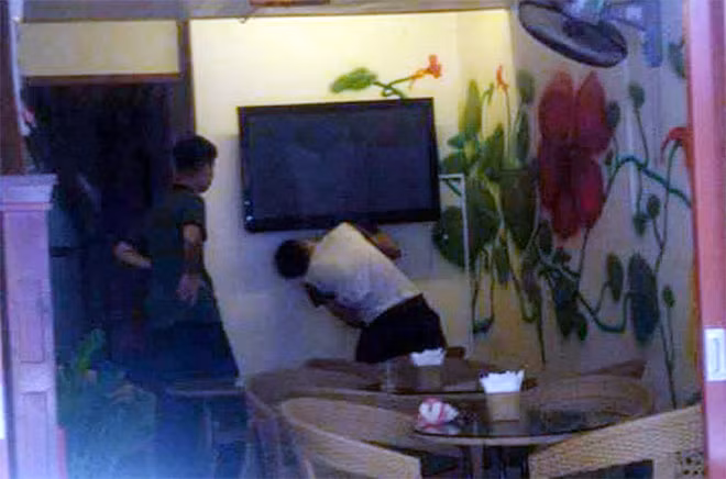 Nhiều quán cafe không quan tâm tới chuyện vi phạm bản quyền, chuẩn bị các màn hình lớn để chiếu cả mùa World Cup.