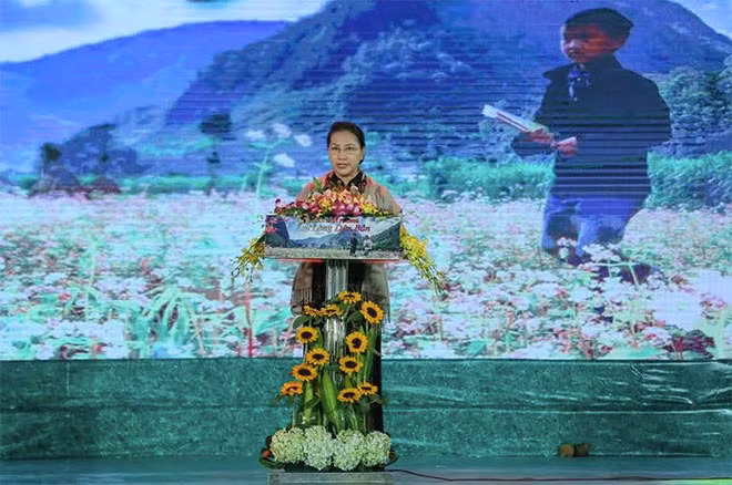 Chủ tịch Quốc hội Nguyễn Thị Kim Ngân phát biểu khai mạc chương trình Giao lưu Nghệ thuật “Xuân biên phòng - ấm lòng dân bản” tại Vị Xuyên (Hà Giang).