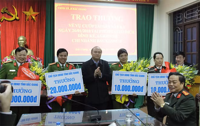 Chủ tịch UBND tỉnh Bắc Giang đã thưởng nóng 4 đơn vị là Phòng Cảnh sự Hình sự, Kỹ thuật Hình sự, Kỹ thuật nghiệp vụ và Công an TP Bắc Giang với tổng số tiền 60 triệu đồng.