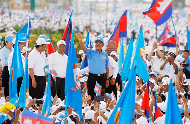 Thủ tướng Campuchia Hun Sen phát biểu trước đám đông người ủng hộ ở thủ đô Phnom Penh sáng 27-7. Ảnh: Reuters.