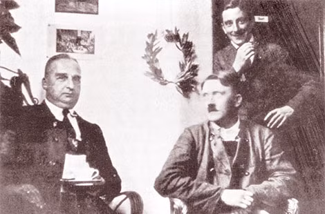 Adolf Hitler trong một buổi họp của Thule, cạnh Rudolf von Sebottendorf.