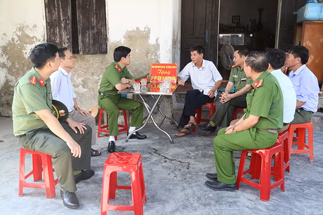 Thứ trưởng Bộ Công an Nguyễn Văn Sơn trao sổ tiết kiệm 50 triệu đồng để tỏ lòng tri ân, biết ơn sâu sắc đối với sự hy sinh lớn lao của liệt sĩ Đinh Thị Vinh. Thứ trưởng Bộ Công an Nguyễn Văn Sơn trao sổ tiết kiệm 50 triệu đồng để tỏ lòng tri ân, biết ơn sâu sắc đối với sự hy sinh lớn lao của liệt sĩ Đinh Thị Vinh.