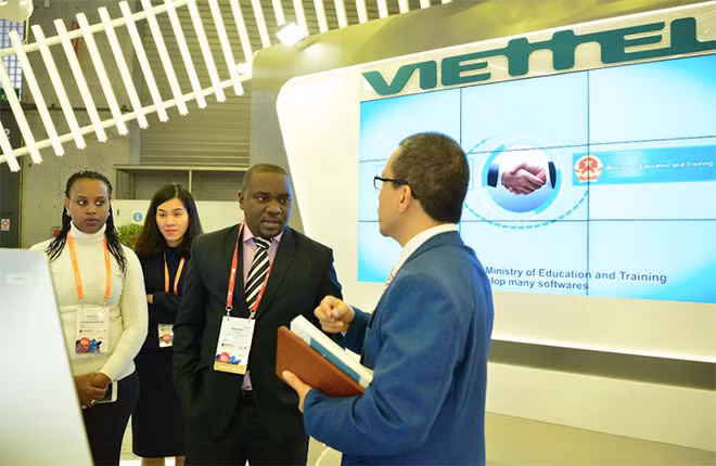 Cơ quan quản lý viễn thông Burundi tới làm việc tại gian triển lãm Viettel.
