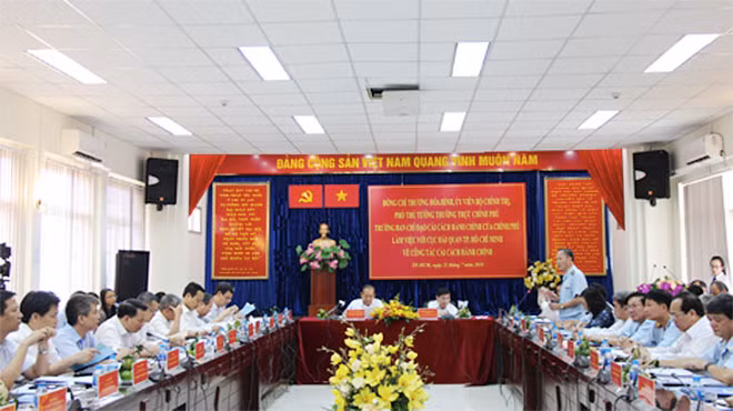 Cục trưởng Hải quan thành phố báo cáo về công tác cải cách hành chính Cục trưởng Hải quan thành phố báo cáo về công tác cải cách hành chính