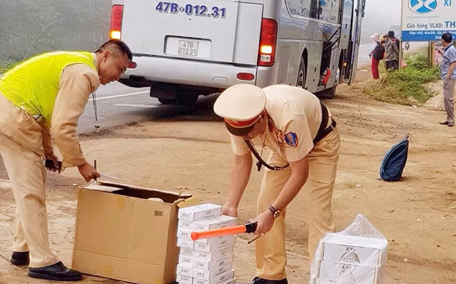 Cán bộ CSGT bắt giữ các lô hàng cấm trên xe.