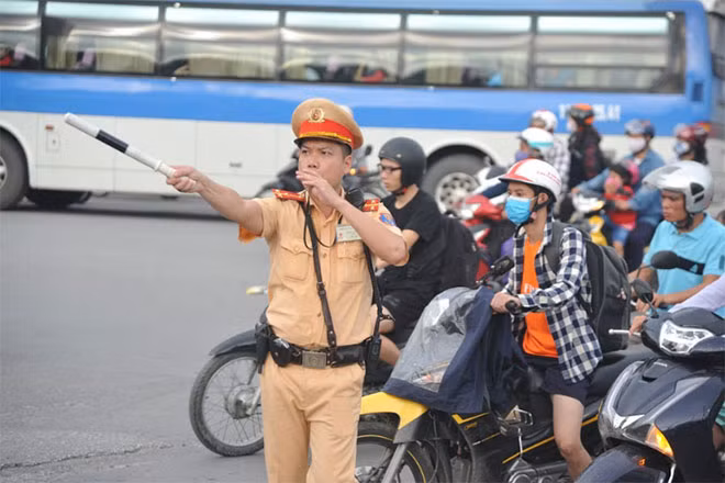 Theo tâm sự của Thượng úy Đỗ Huy Phương, cán bộ Đội 14 Phòng CSGT CA TP Hà Nội, đảm bảo an toàn giao thông để người dân đi lại trong kỳ nghỉ lễ vừa là trách nhiệm cũng là niềm vui của cán bộ chiến sĩ như anh.