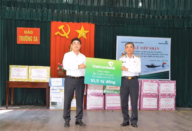 Đồng chí Nghiêm Xuân Thành – Bí thư Đảng ủy, Chủ tịch HĐQT Vietcombank (bên trái) trao biển tượng trưng hỗ trợ 03 xuồng CQ trị giá 10,5 tỷ đồng tặng cán bộ, chiến sỹ Quân chủng Hải quân.