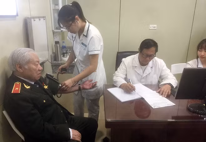 Các y, bác sĩ phòng khám đo huyết áp cho Thiếu tướng Phan Văn Lai.