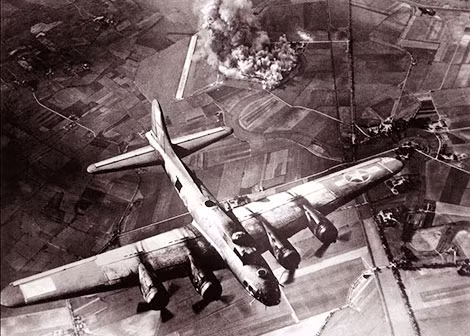 Cường kích B-29 oanh tạc mục tiêu.