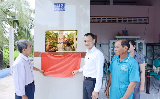 Đại diện MobiFone cùng chính quyền địa phương bàn giao căn nhà mới cho hộ gia đình chính sách.