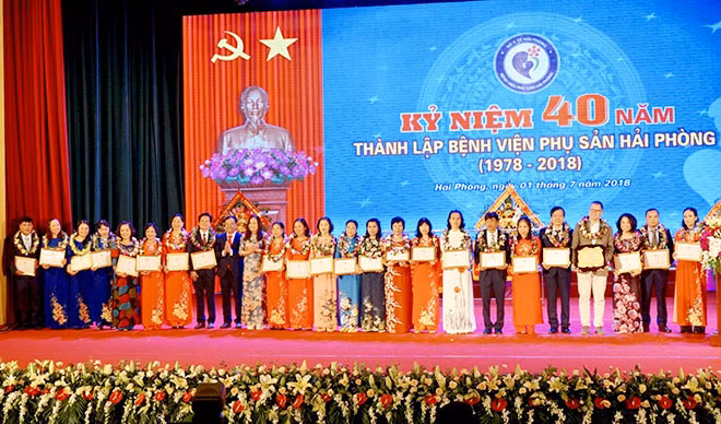 Các tập thể và cá nhân xuất sắc được trao tặng bằng khen.