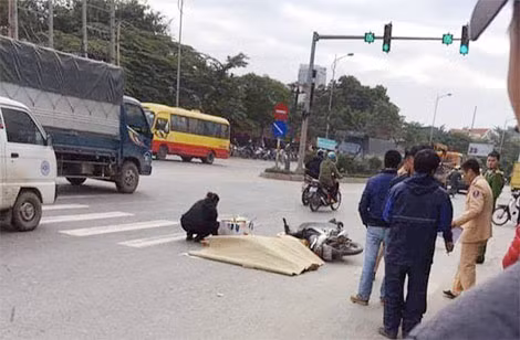 Người đàn ông đi xe máy tử vong ngay tại chỗ sau khi bị xe ô tô khách tông.