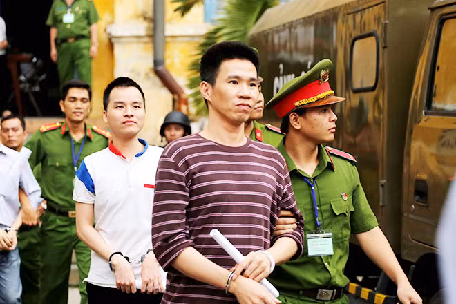 Các bị cáo sau phiên toà.